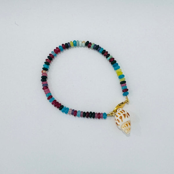 Beaded bracelet with shell