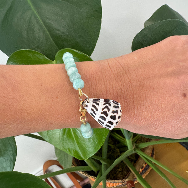 Beaded bracelet with shell