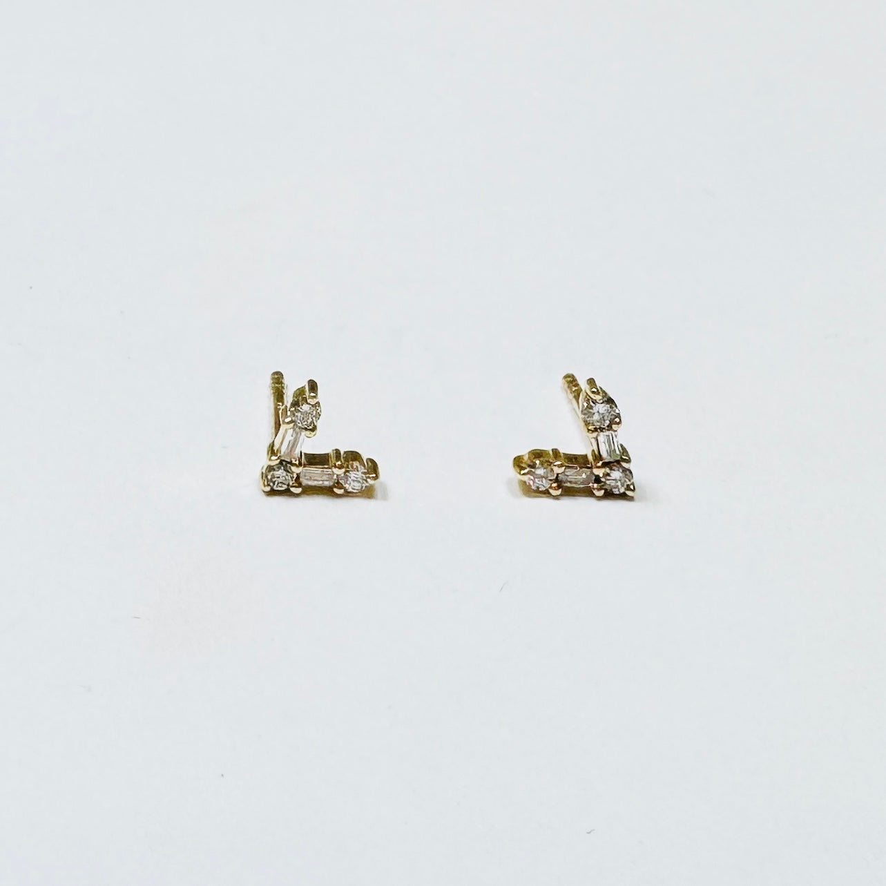 baguette “V” studs