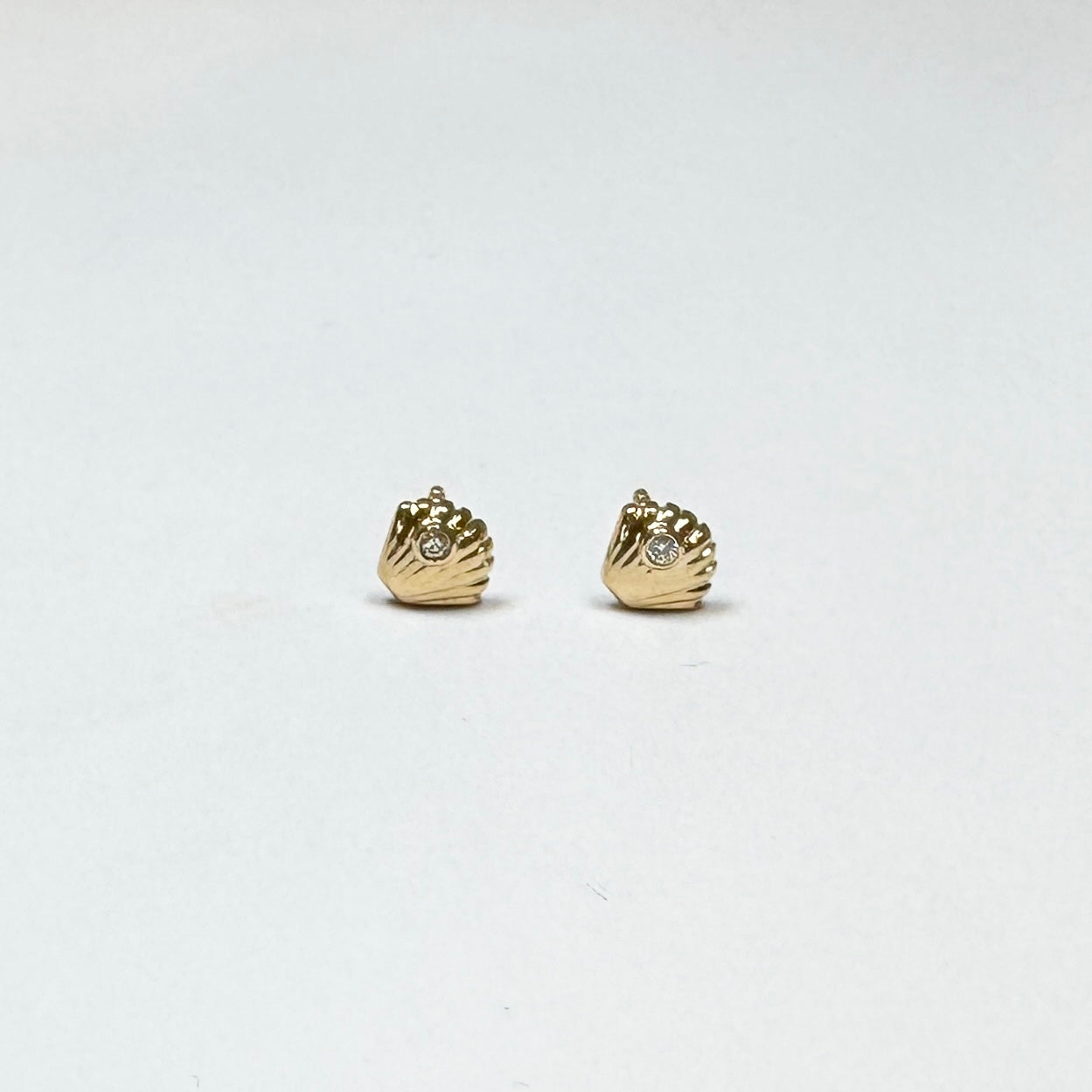 clam shell studs