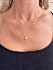 single stone pear shaped diamond necklace